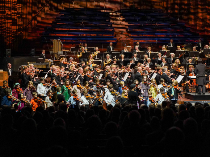 Unge og vaksne musikarar på scena i Oslo Konserthus. Foto: Liv Anette Luane, Det kongelege hoffet